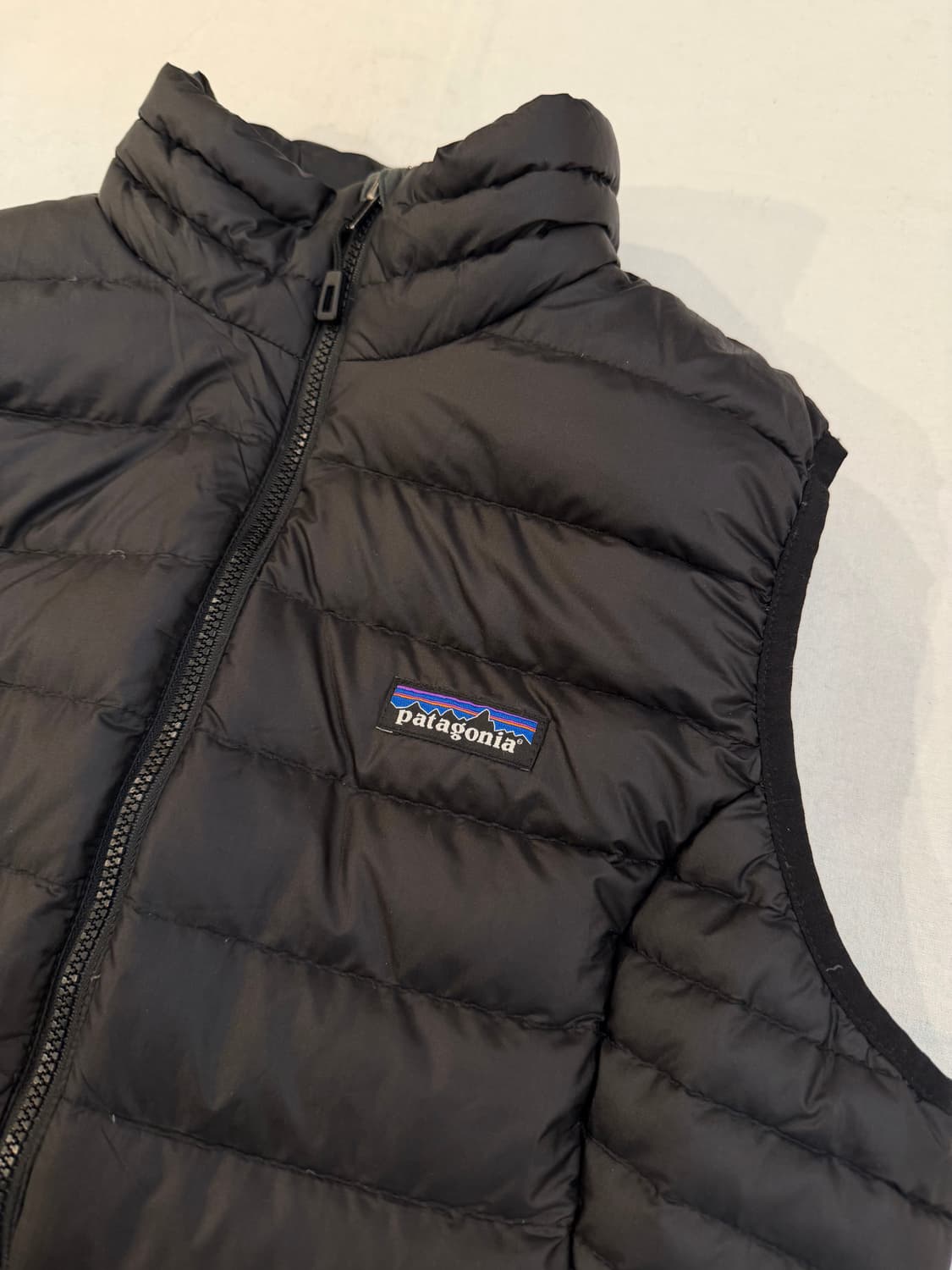 파타고니아 구스다운 경량패딩 조끼 블랙 상품이미지2