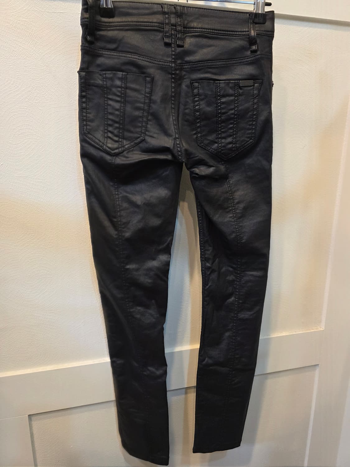 버버리 블랙 코팅진 바지 상품이미지4