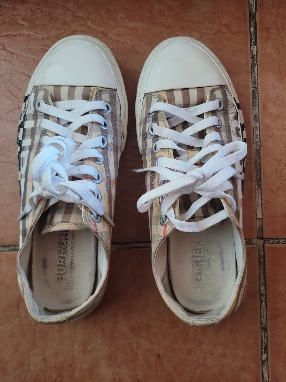 버버리 스니커즈 상품이미지1