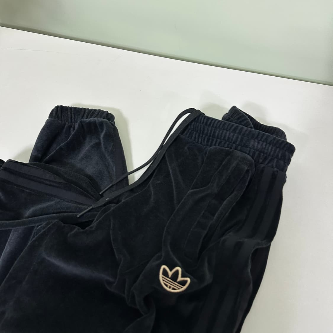 우먼M 아디다스 블랙 벨벳 트랙 조거팬츠 상품이미지2