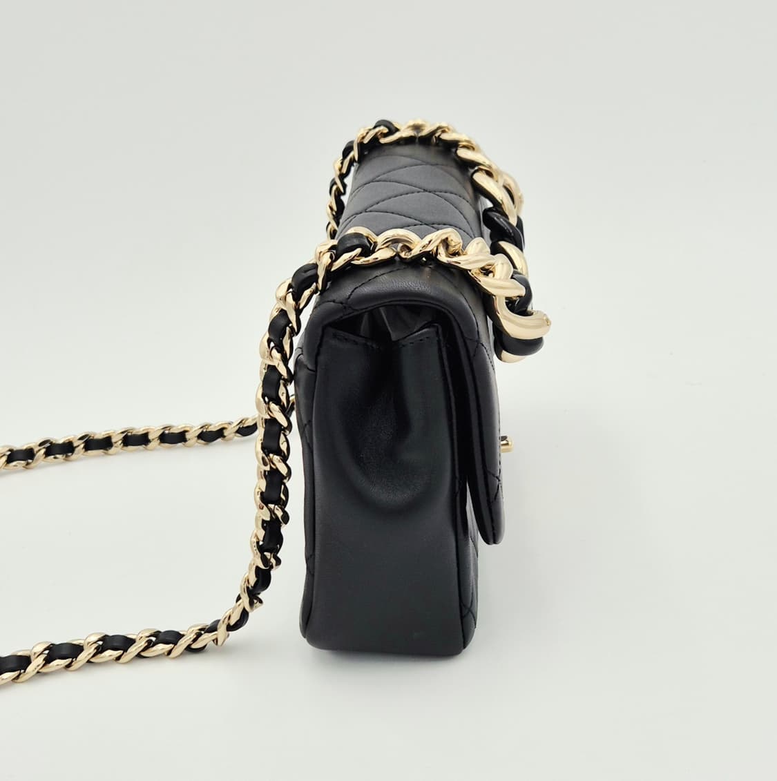 샤넬 램스킨 CC 플랩
볼드체인 숄더백

AS1353

 상품이미지5