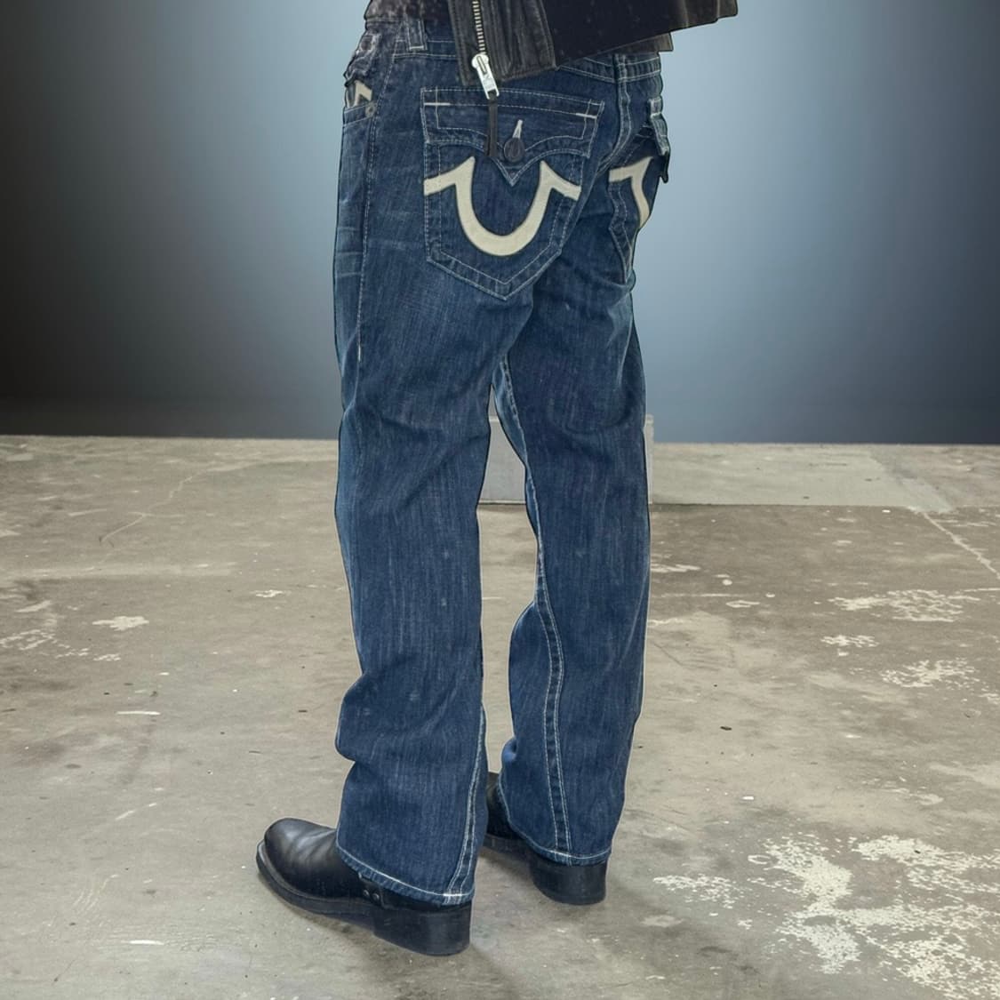 트루릴리전 조이 가죽 빅로고 플레어 부츠컷 데님팬츠 상품이미지1