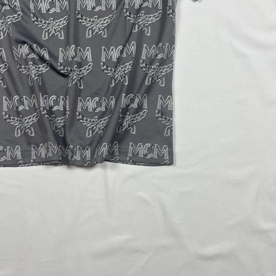 90’s 엠씨엠 mcm 로고 패턴 브이넥 반팔티 상품이미지3