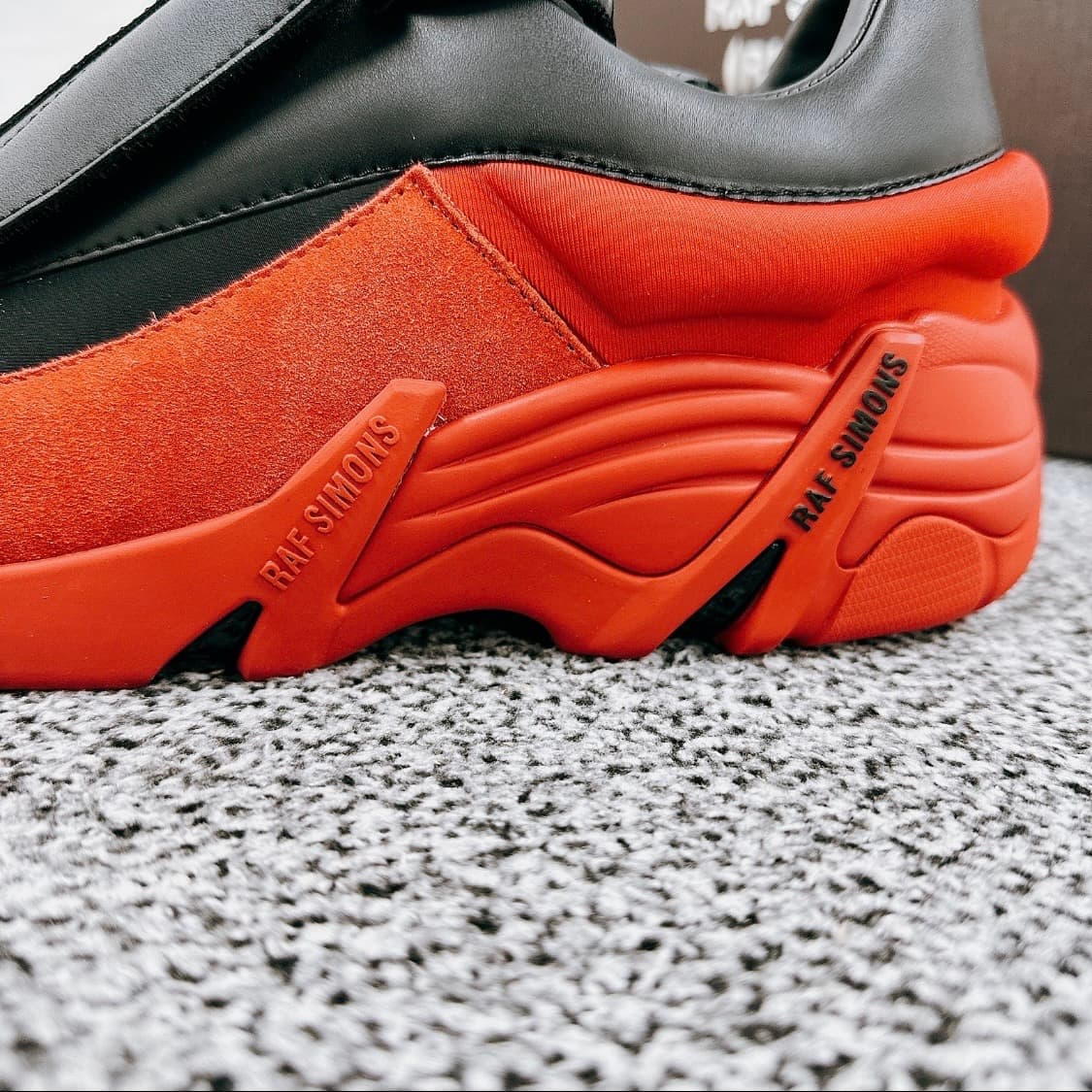 라프 시몬스 남성 블랙 레드 ANTEI 스니커즈   상품이미지3