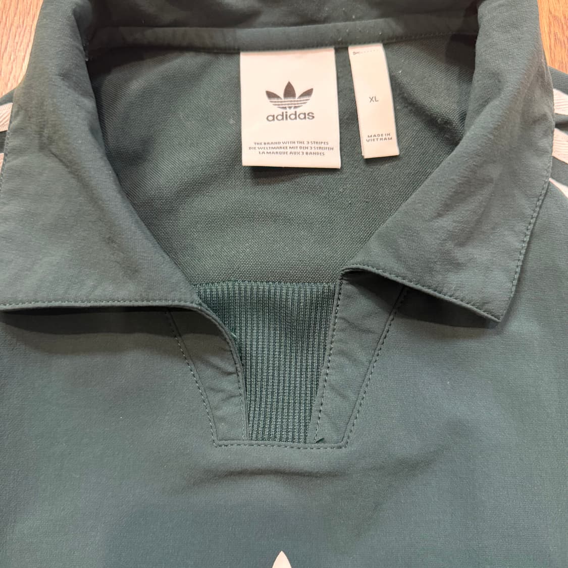 아디다스(NCT 해찬 착용 모델) 트레포일 3스트립 그린 웜업 탑 상품이미지3