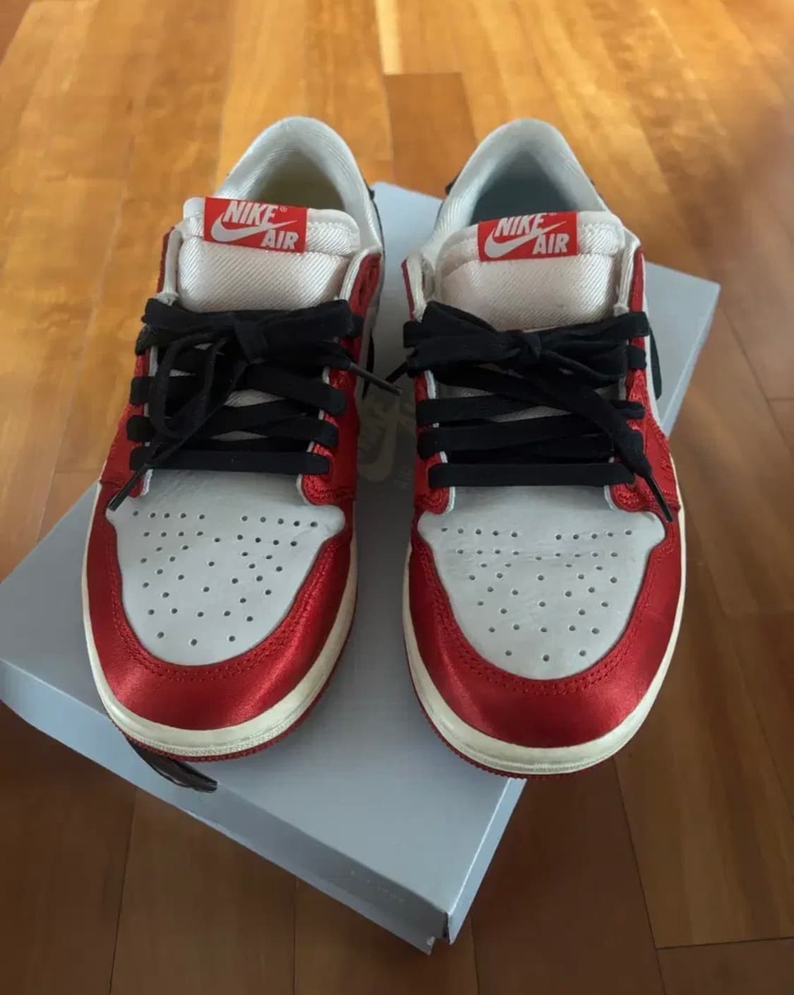 조던 1 트로피 룸 레트로 로우 OG SP 세일 바시티 레드 상품이미지2