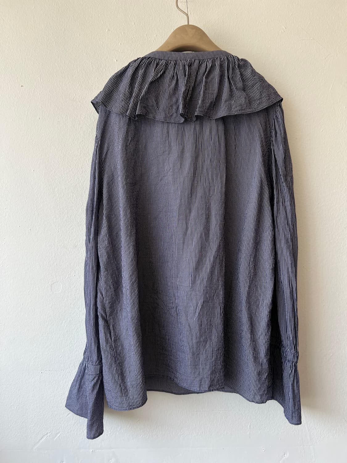 마시모뚜띠 여성 네이비 잔스트라이프 프릴블라우스  상품이미지3