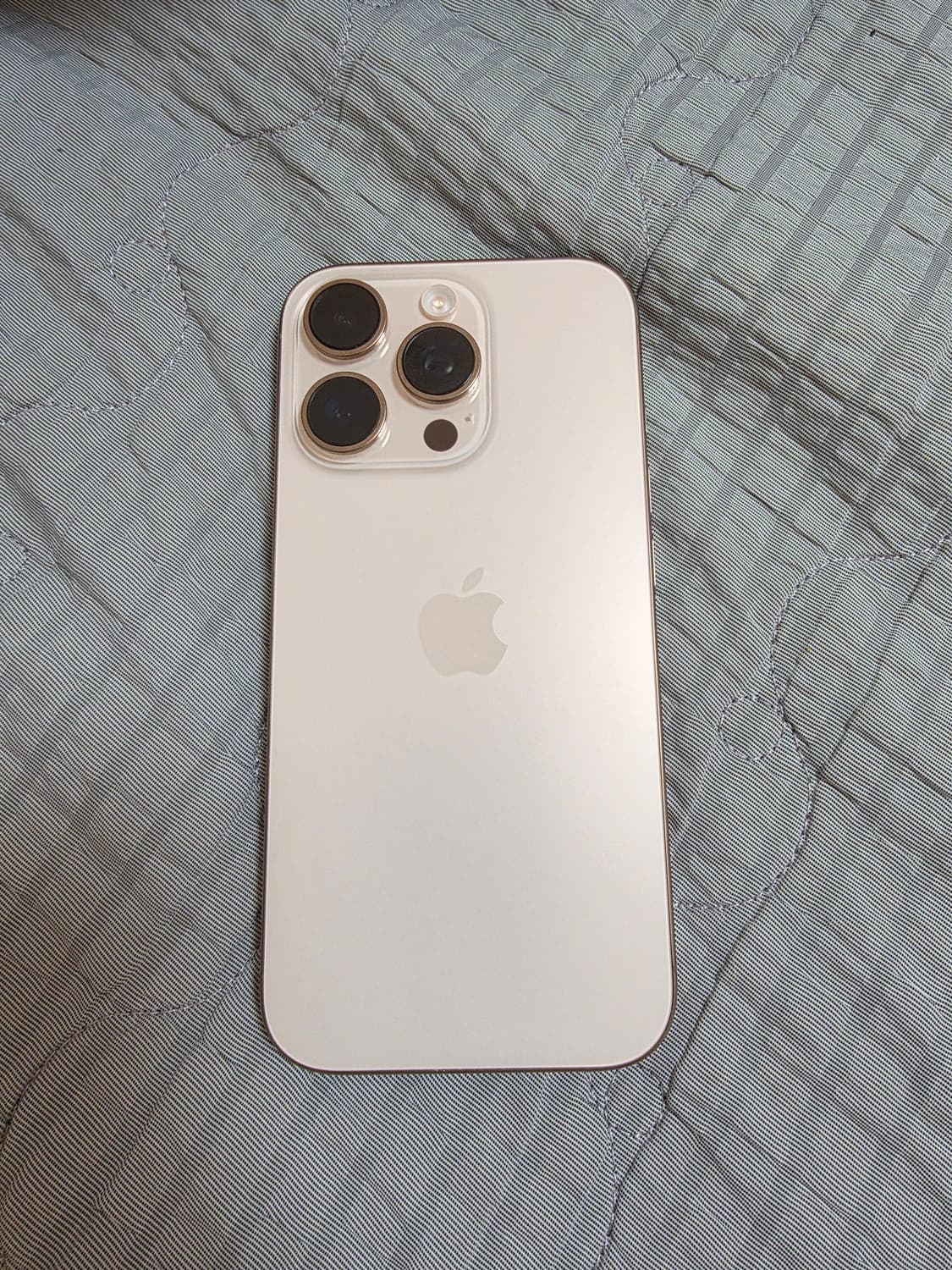 아이폰16프로 골드 상품이미지1