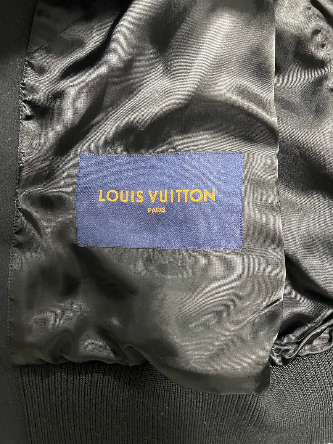 루이비통 엠보스 모노그램 레더 바시티 자켓 48 백화점택 상품이미지5