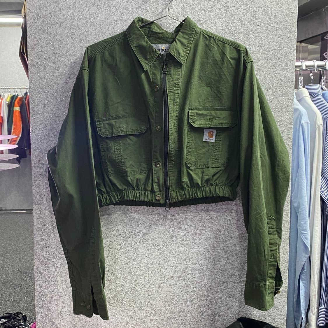 칼하트 로고 리메이크 크롭 셔츠 B3192 상품이미지3