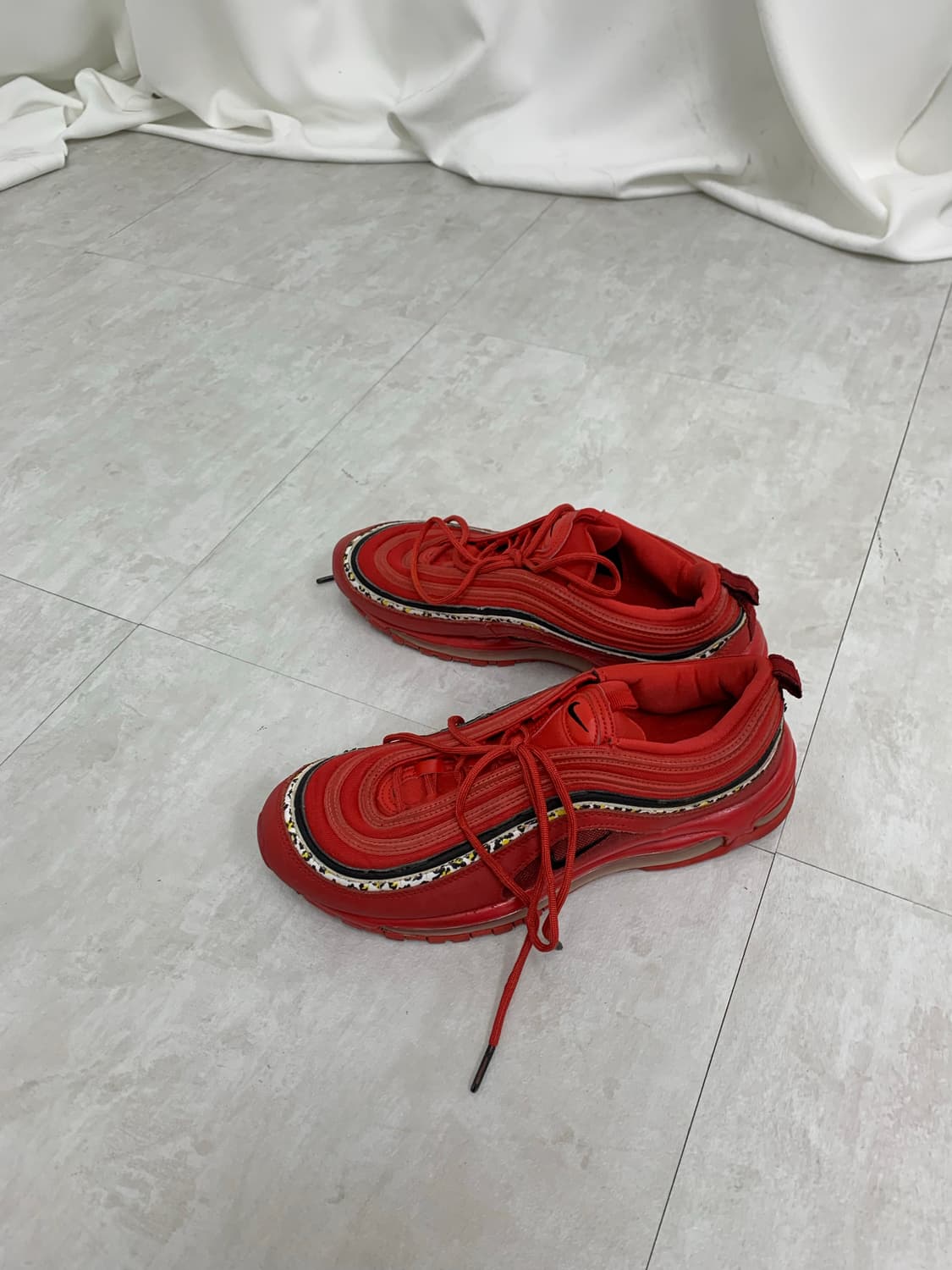 Nike red sneakers 상품이미지2