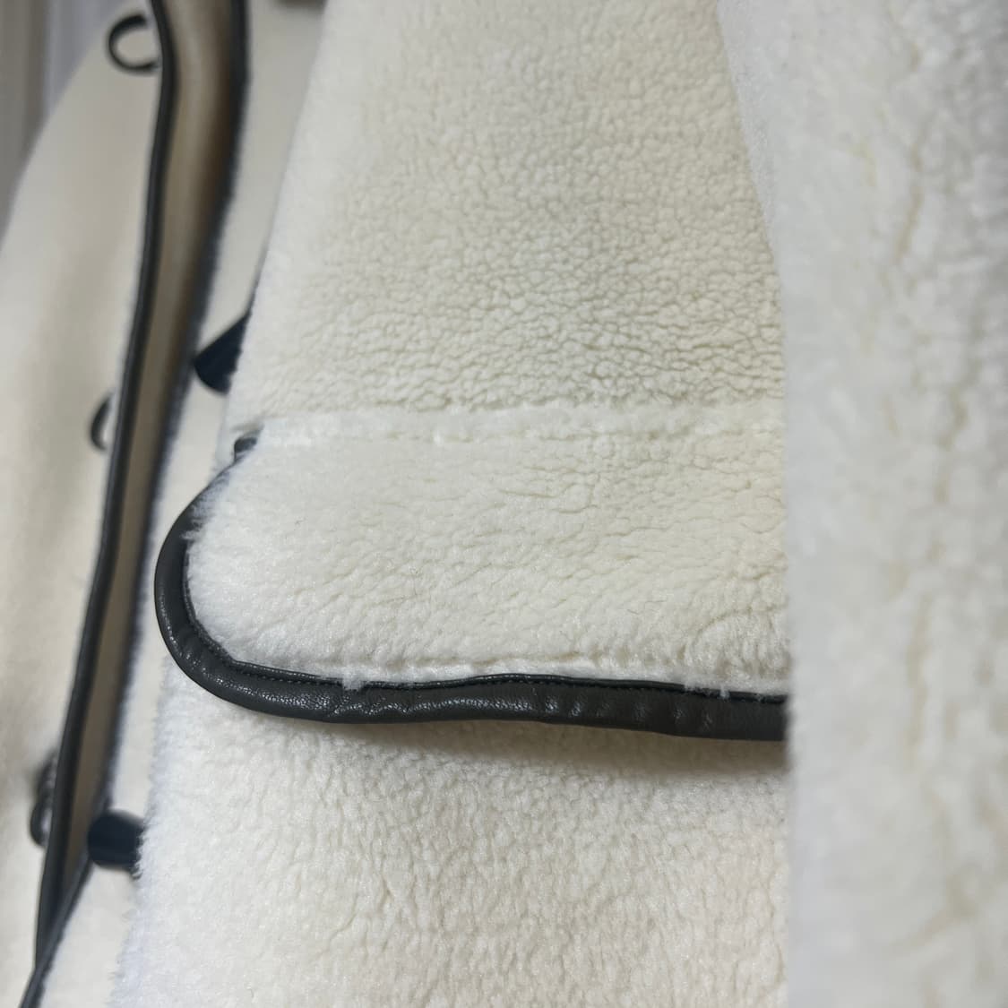 새상품 꼬모니노즈 토글 더플 뽀글이 무스탕 하프 자켓 아이보리 상품이미지7