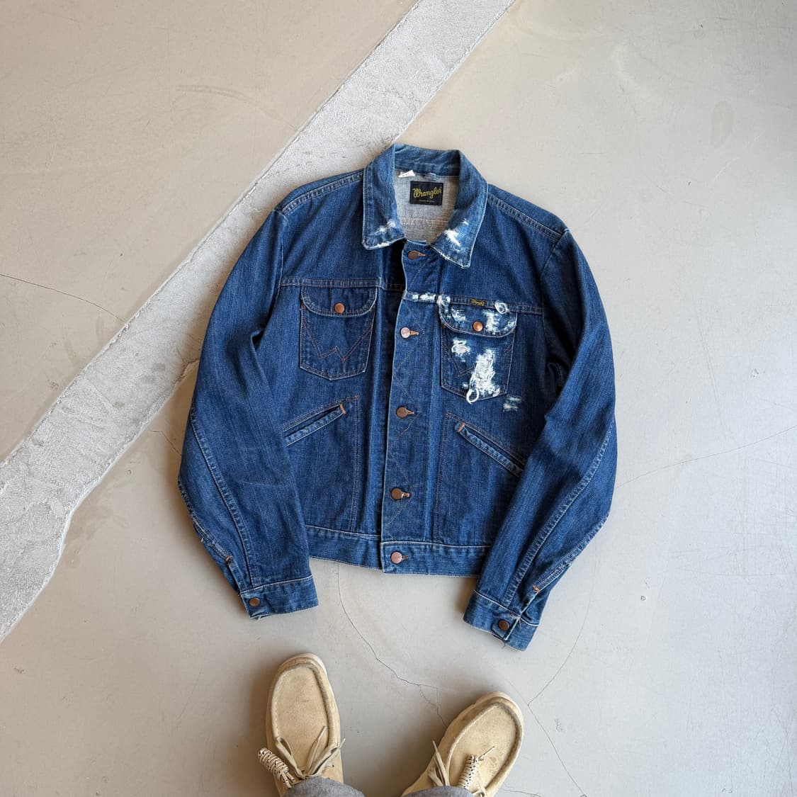 랭글러 디스트레스드 데님 트러커 자켓 상품이미지1