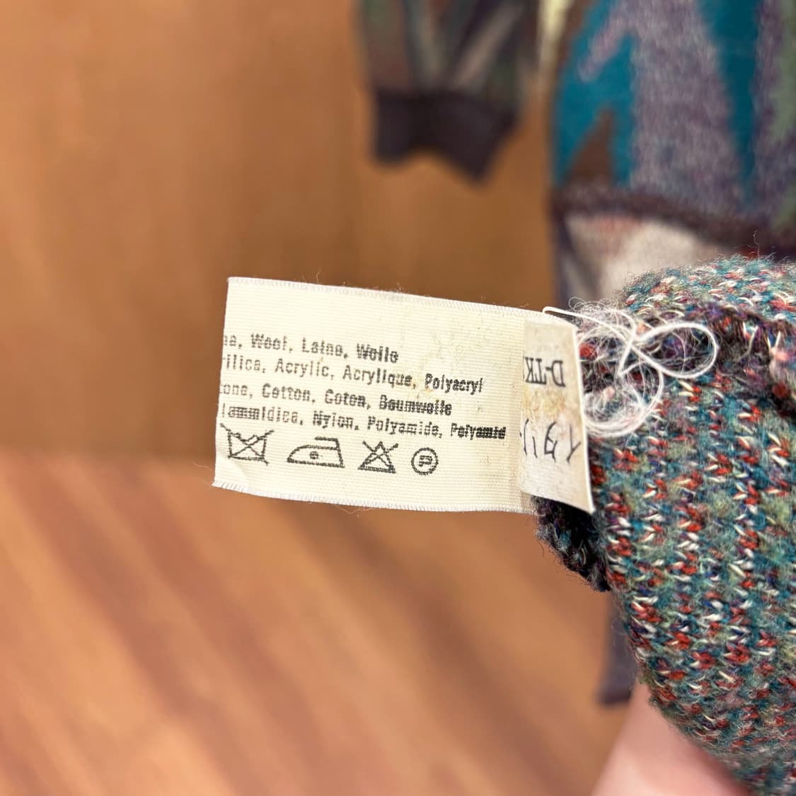 미쏘니 스포츠 니트 V자형 패턴 리브 마감 기하학 디테일 카키 상품이미지9