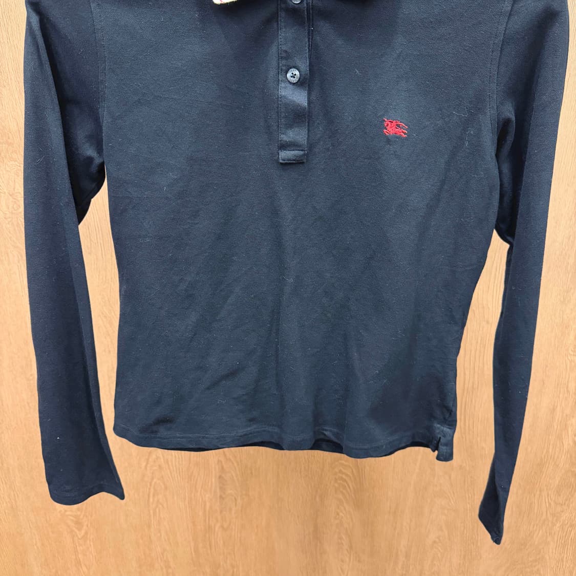 버버리 런던 코튼 긴팔 티셔츠 배색 카라 로고 자수 디테일 슬림핏 블랙 상품이미지5