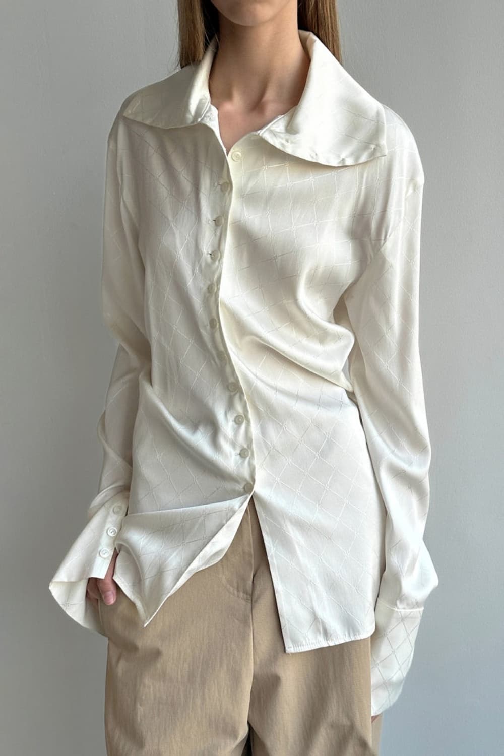 로우클래식 ㅣ 버튼 포인트 블라우스 BUTTON POINT BLOUSE 상품이미지2