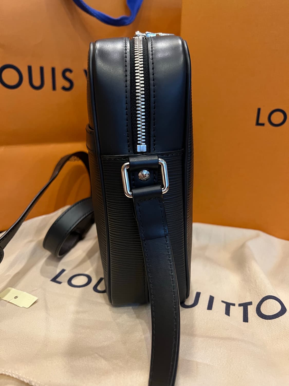 루이비통 슈프림 에피 다뉴브PM 크로스백 블랙 상품이미지5