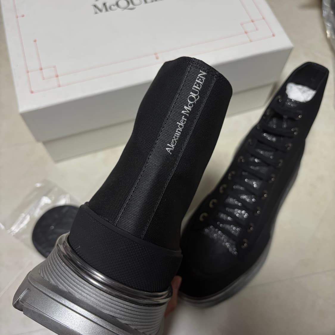 [새상품]알렉산더맥퀸 트레드 슬릭 부츠 실버블랙 상품이미지5