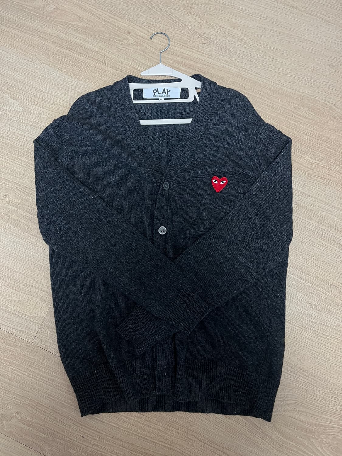 꼼데가르송 차콜 레드와펜 가디건 상품이미지1