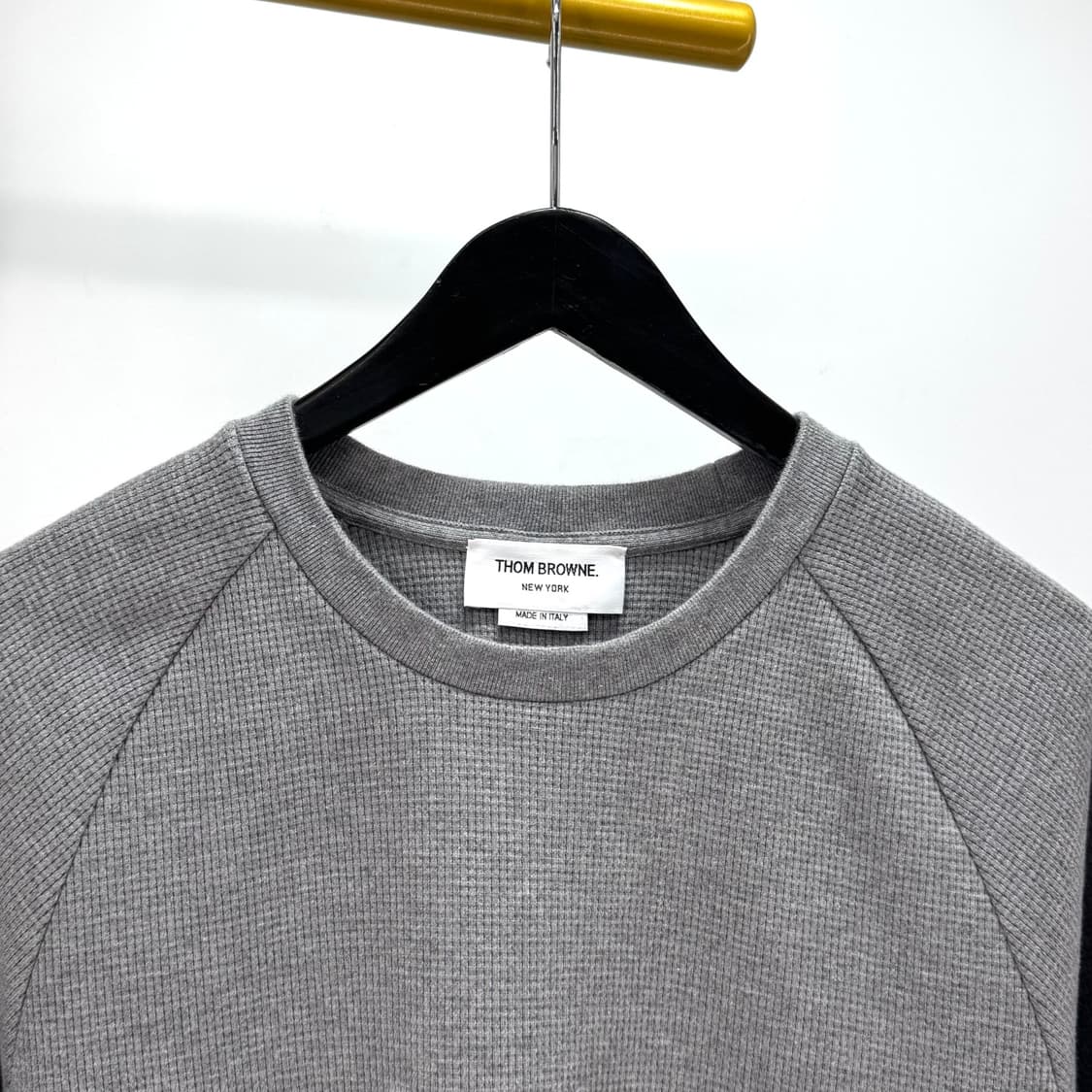 [4사이즈] 톰브라운 사선완장 맨투맨 그레이 (MJT205A) 상품이미지6