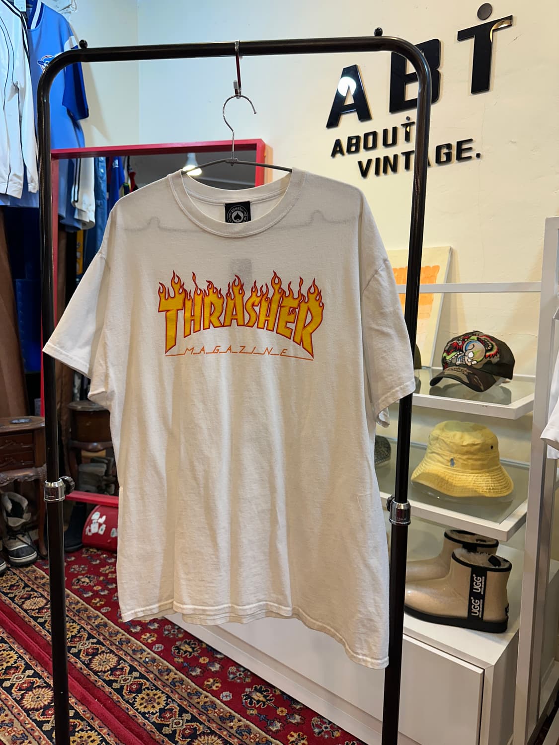  트래셔 플레임 로고 반팔티 화이트 L 상품이미지1