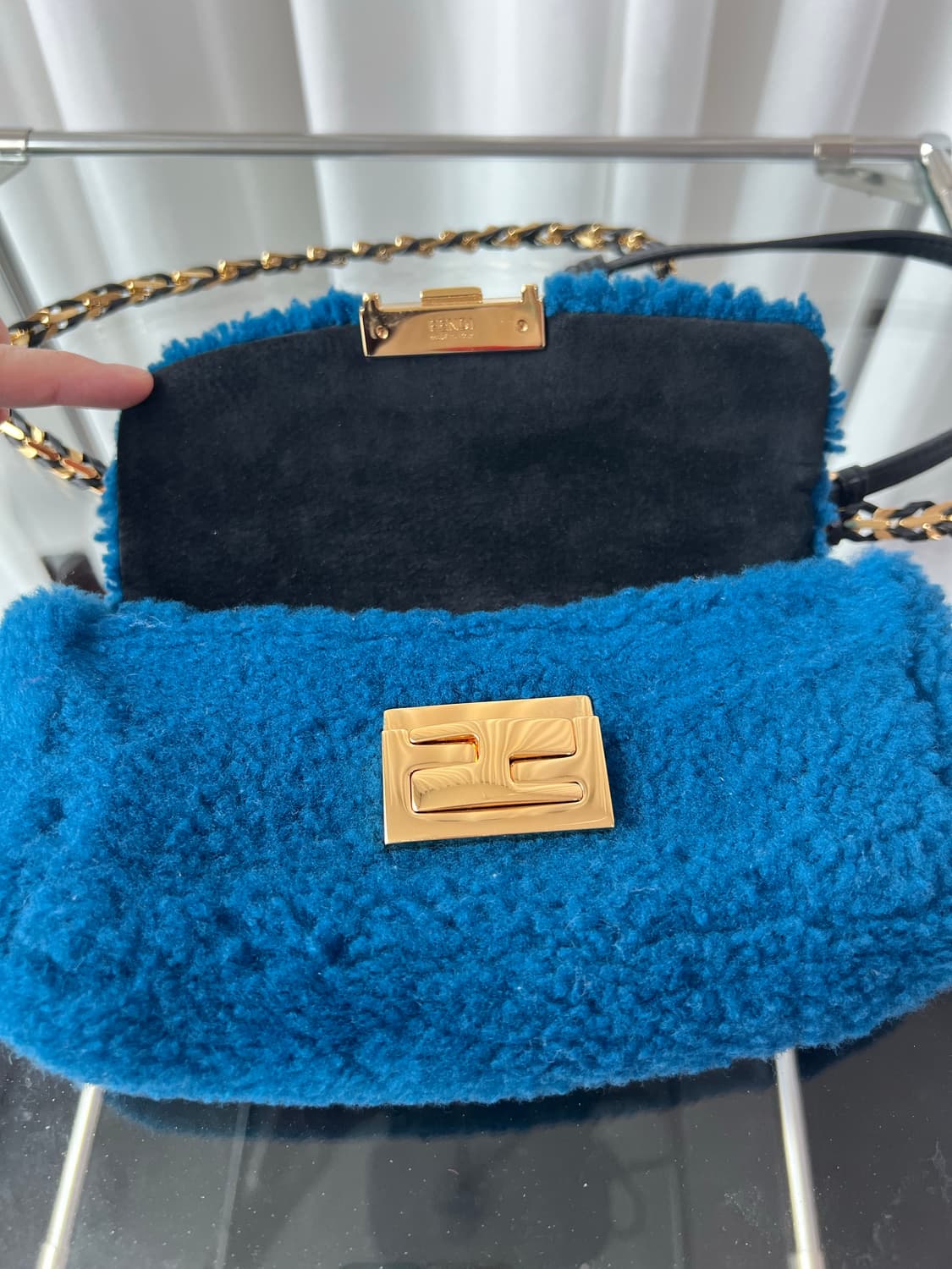 펜디 미니 바게트 블루 시어링 크로스백 상품이미지6
