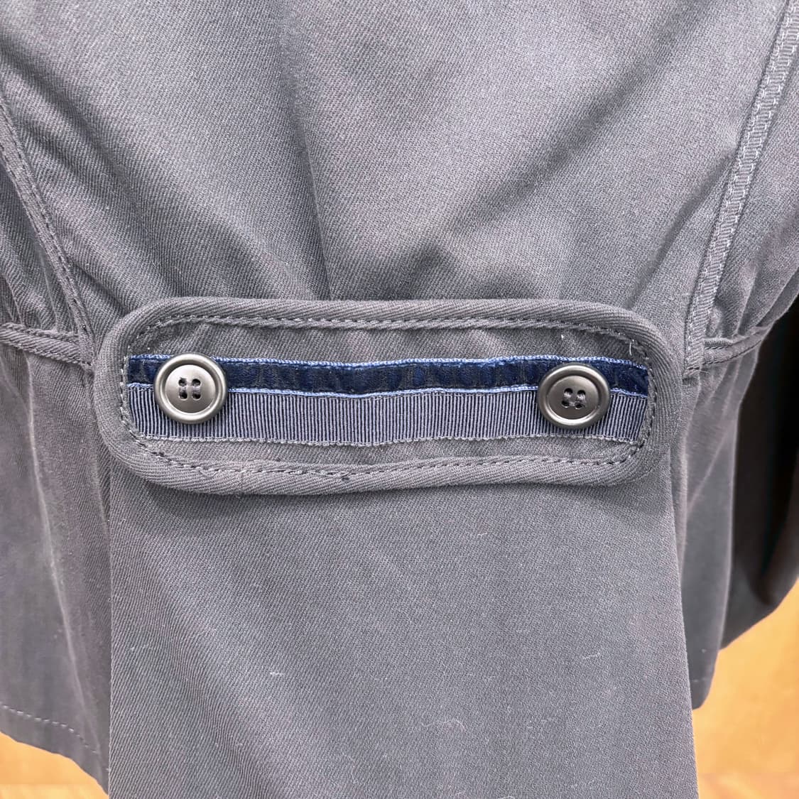 막스앤코 클래식 테일러드 카라 자켓 포켓 배색 허리 스트랩 디테일 네이비 상품이미지7