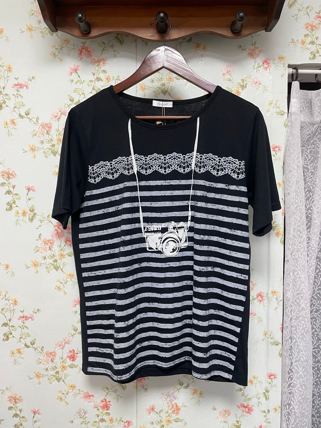 스트라이프 카메라 블랙 반팔 티 상품이미지1