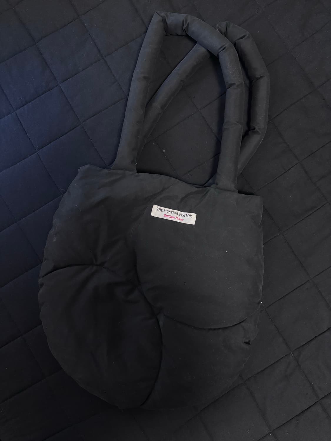 더뮤지엄비지터 패디드 토드백 쿠션백 패딩백 상품이미지2