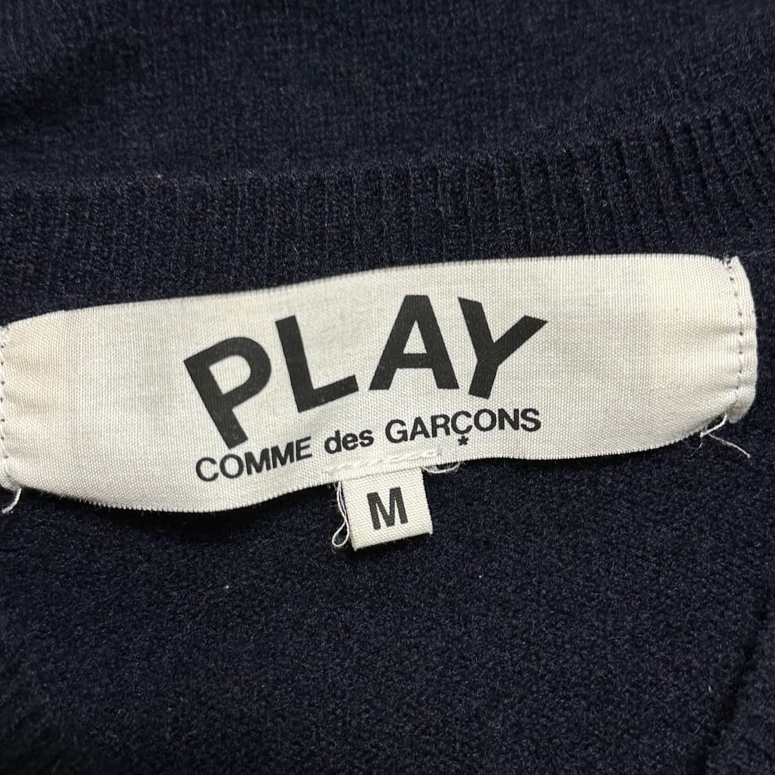 M 꼼데가르송 브이넥 하트골드로고 네이비 니트 상품이미지4