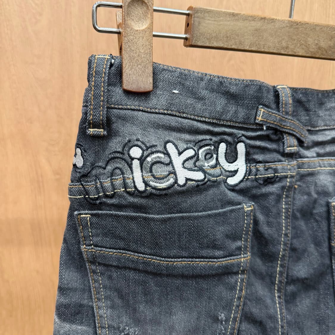 디즈니 데님 미니 스커트 미키 프린팅 백 슬릿 디테일 H라인 흑청 상품이미지7