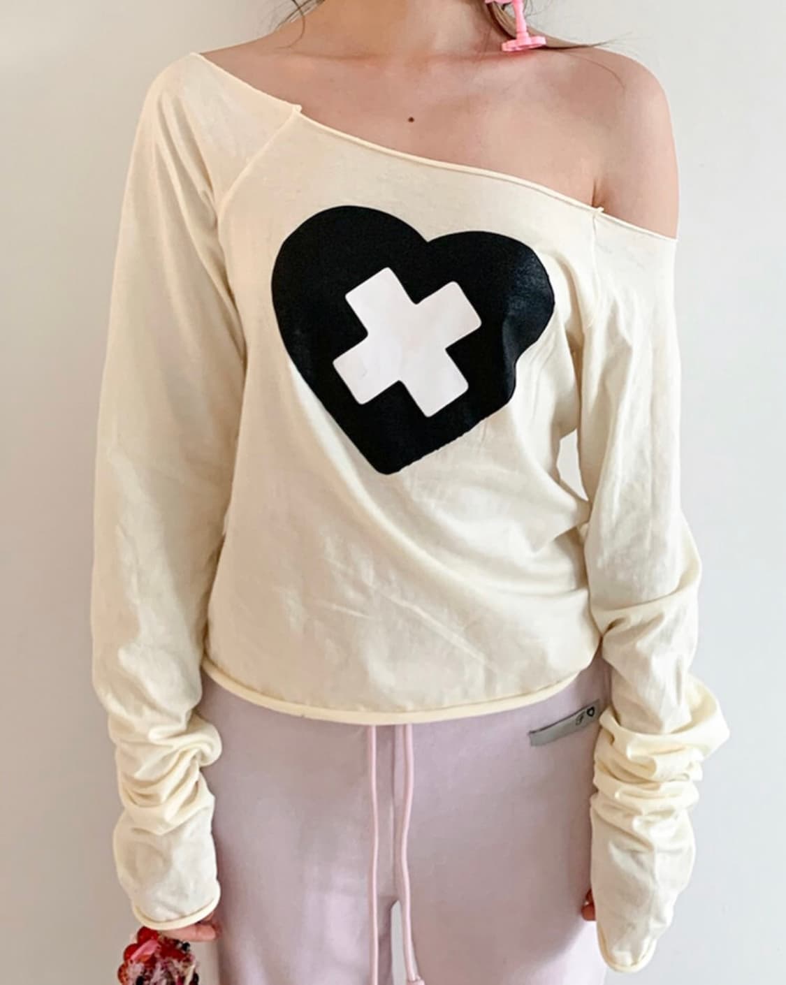 샵페어리 크로스 하트 컷오프 티셔츠 크림 아일릿 민주 코이세이오 상품이미지1