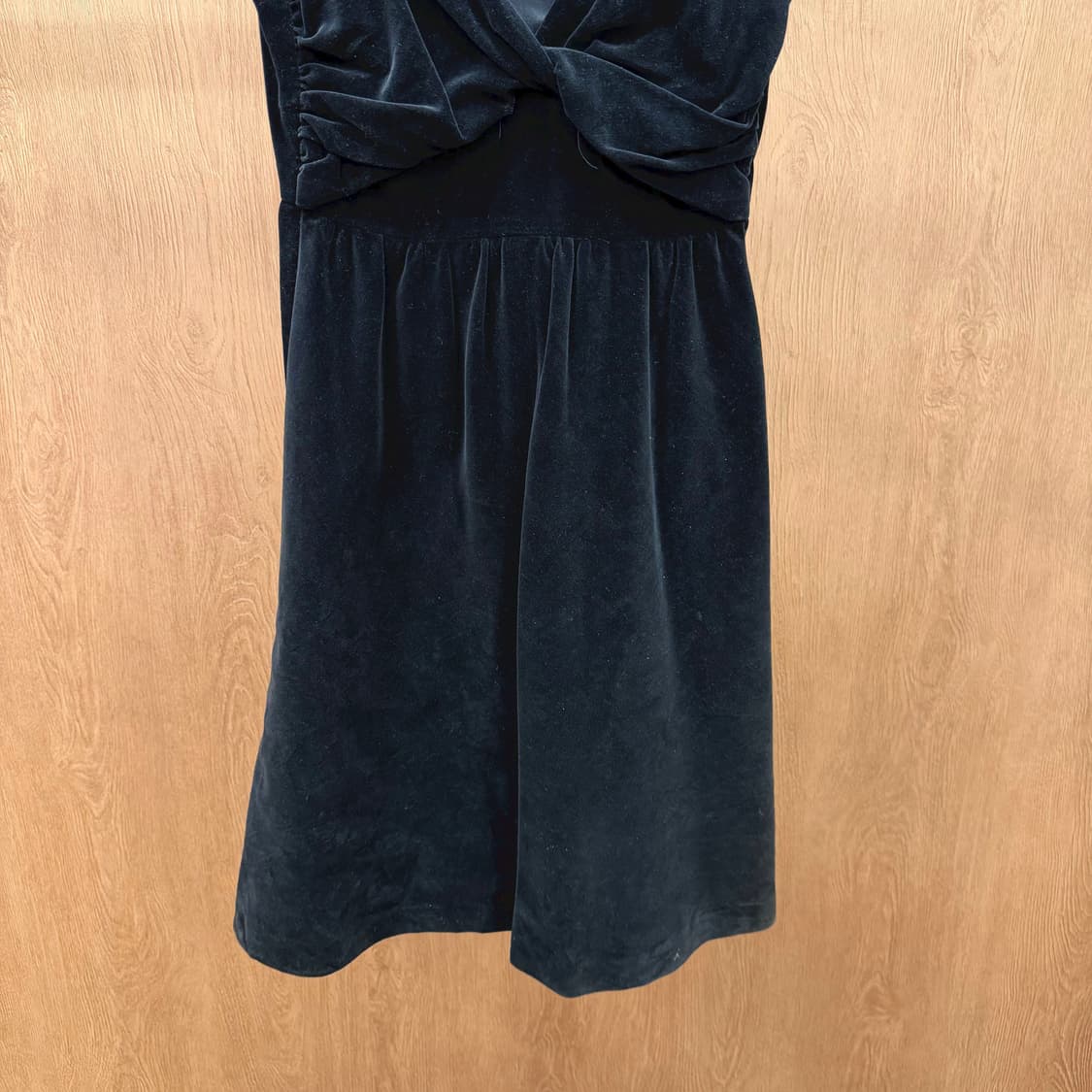 버버리 블루 라벨 브이넥 벨벳 슬리브리스 원피스 플레어 라인 디테일 블랙 상품이미지5