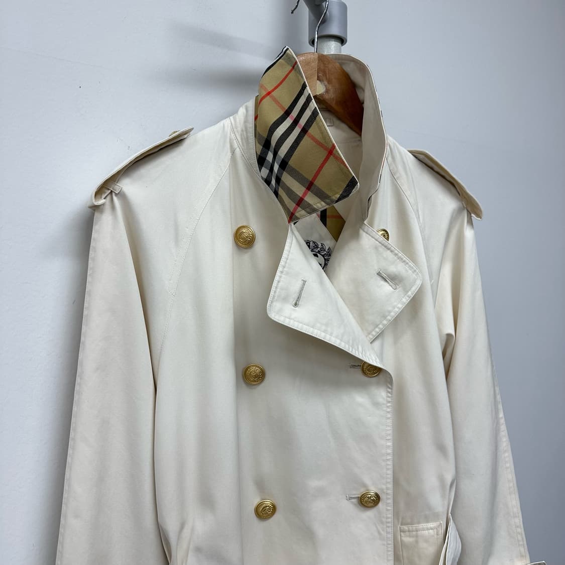 버버리 금장 로고 버튼 트렌치코트 상품이미지3