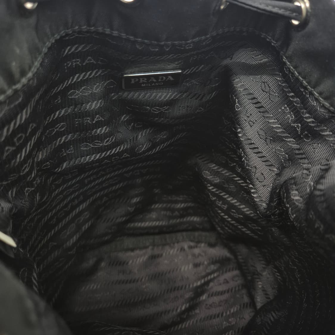 [감정완료] 프라다 나일론 버킷 파우치 블랙 상품이미지7