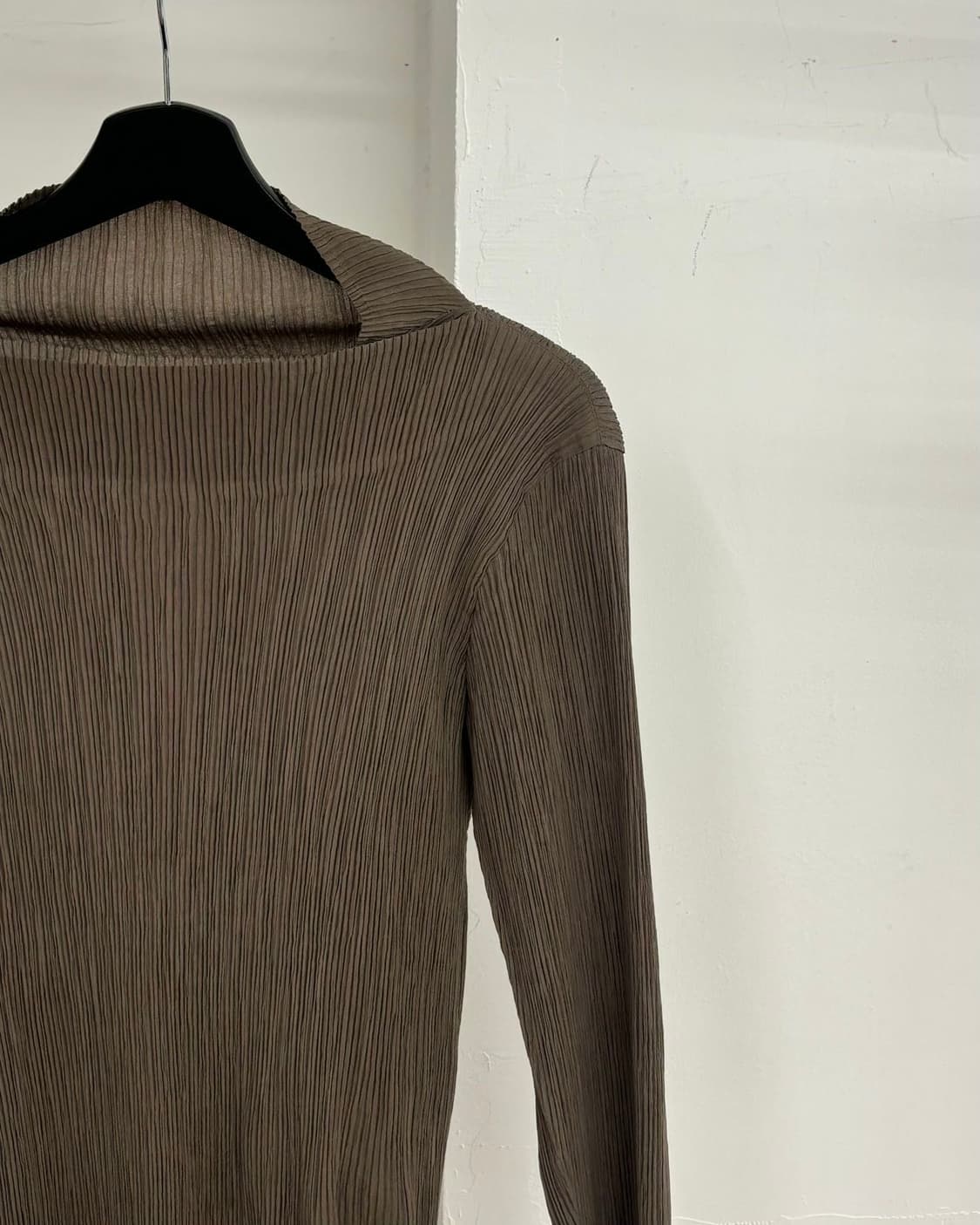 이세이 미야케 브라운 하이넥 플리츠 롱 슬리브 상품이미지4