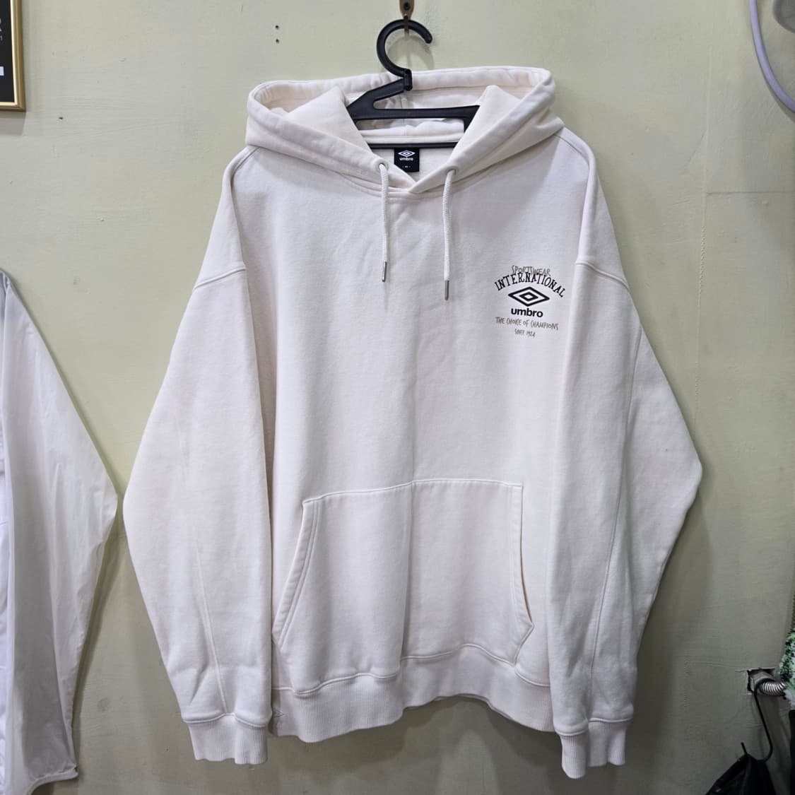 [105] UMBRO 뉴 레터링 기모 후드티 (오프화이트) 상품이미지1