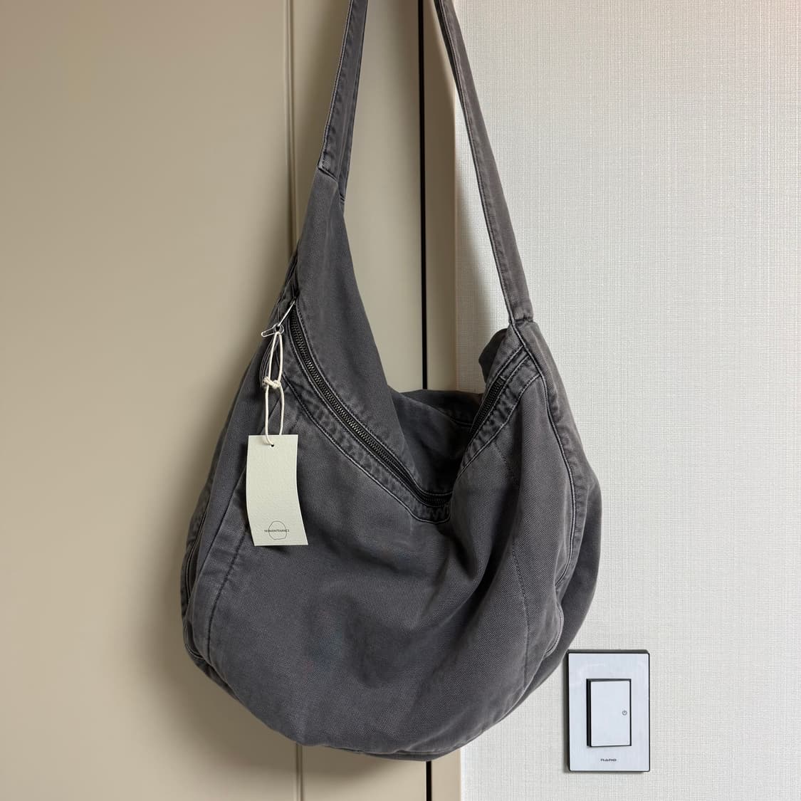 NO MAINTENANCE  SLING BAG (CHARCOAL) 상품이미지6