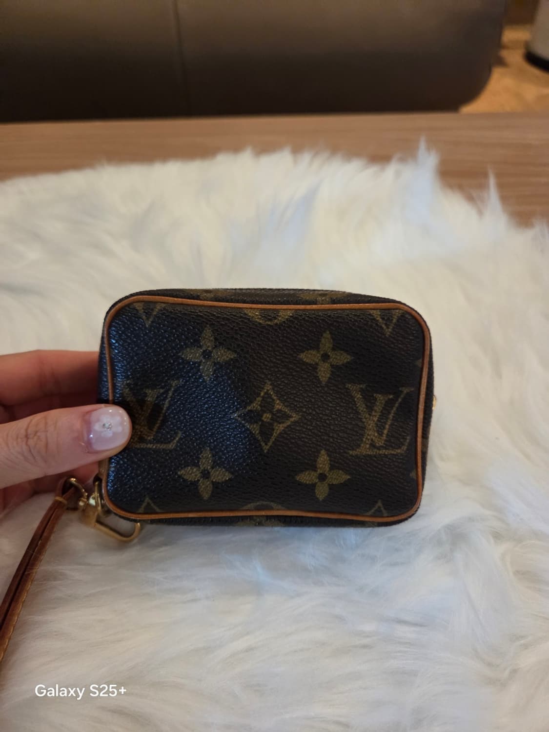 루이비통 모노그램 미니 파우치 with 스트랩 상품이미지6