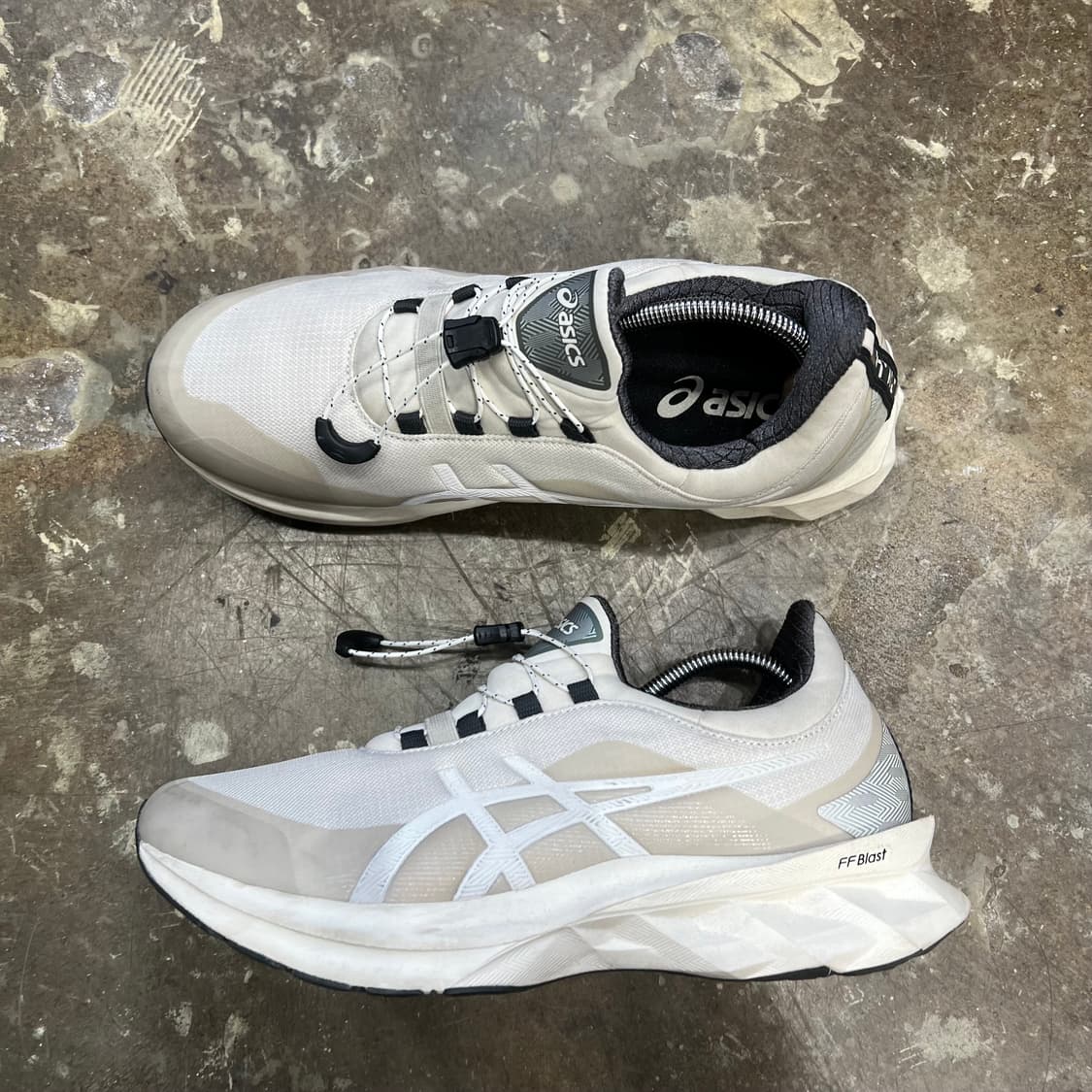 260) 아식스 노바블라스트 스모크 그레이 런닝화 스니커즈 런닝코어 상품이미지4