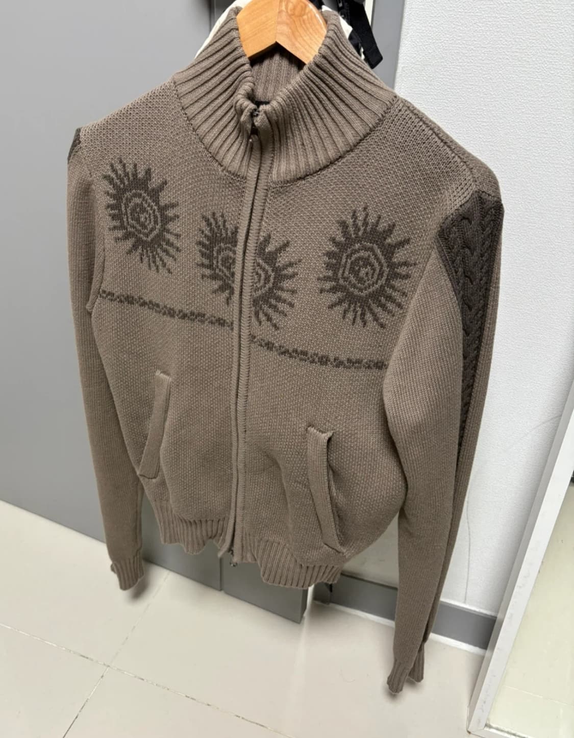 아캄(AAKAM) Sun Jacquard Zip-Up Sweater 상품이미지2