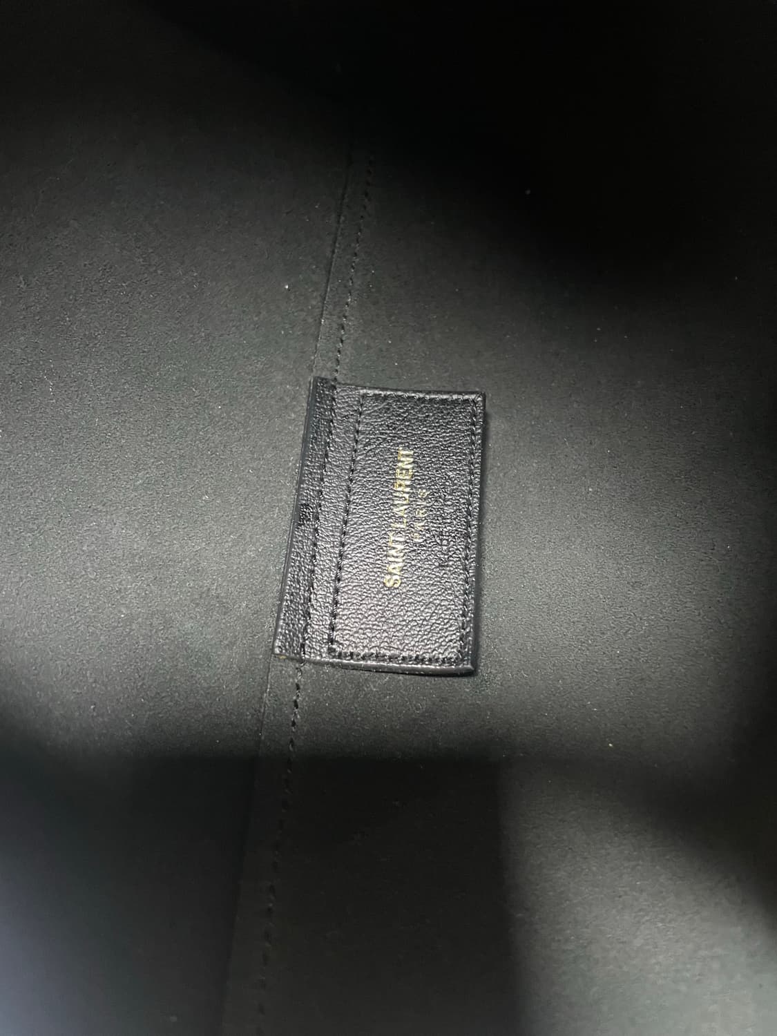 생로랑 이스트웨스트 레더 쇼퍼백 블랙(현대백화점본점구매) 상품이미지9