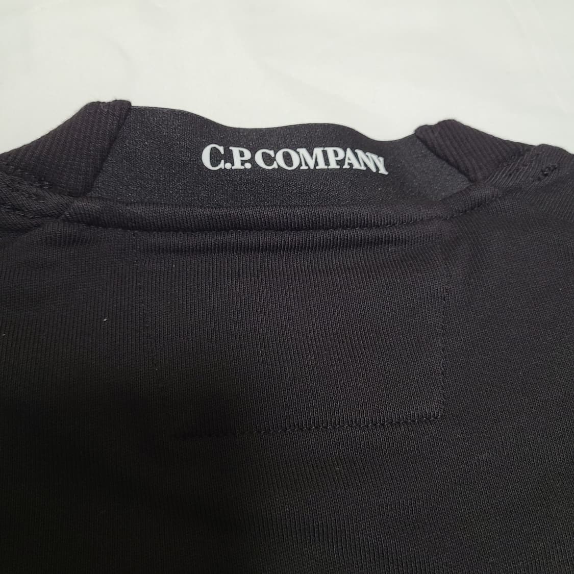 CP컴퍼니 맨투맨 렌즈 와펜 스웨트셔츠 블랙 상품이미지5