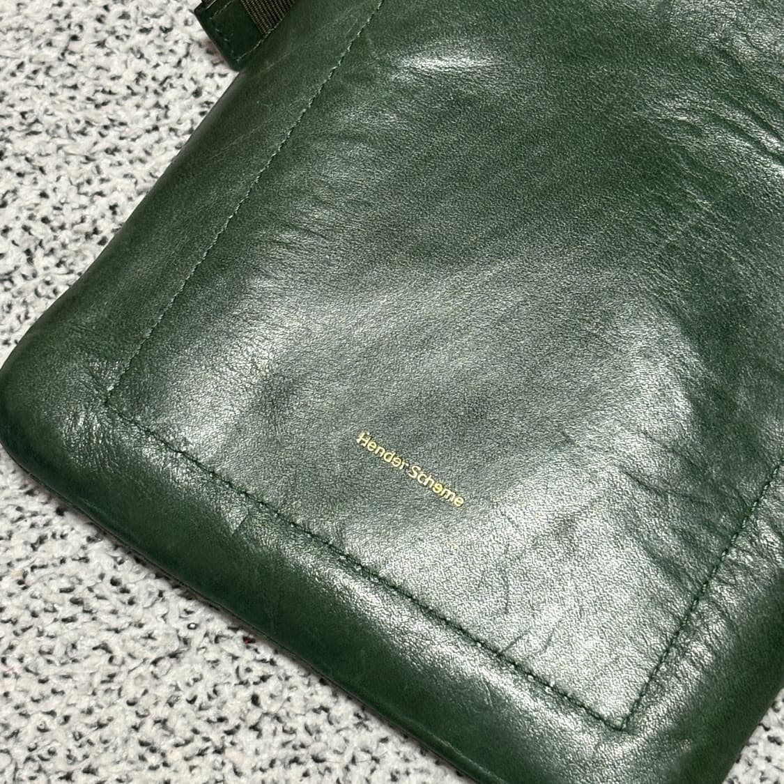 핸더스킴 트위스트 버클 레더 백 딥그린 컬러 상품이미지6