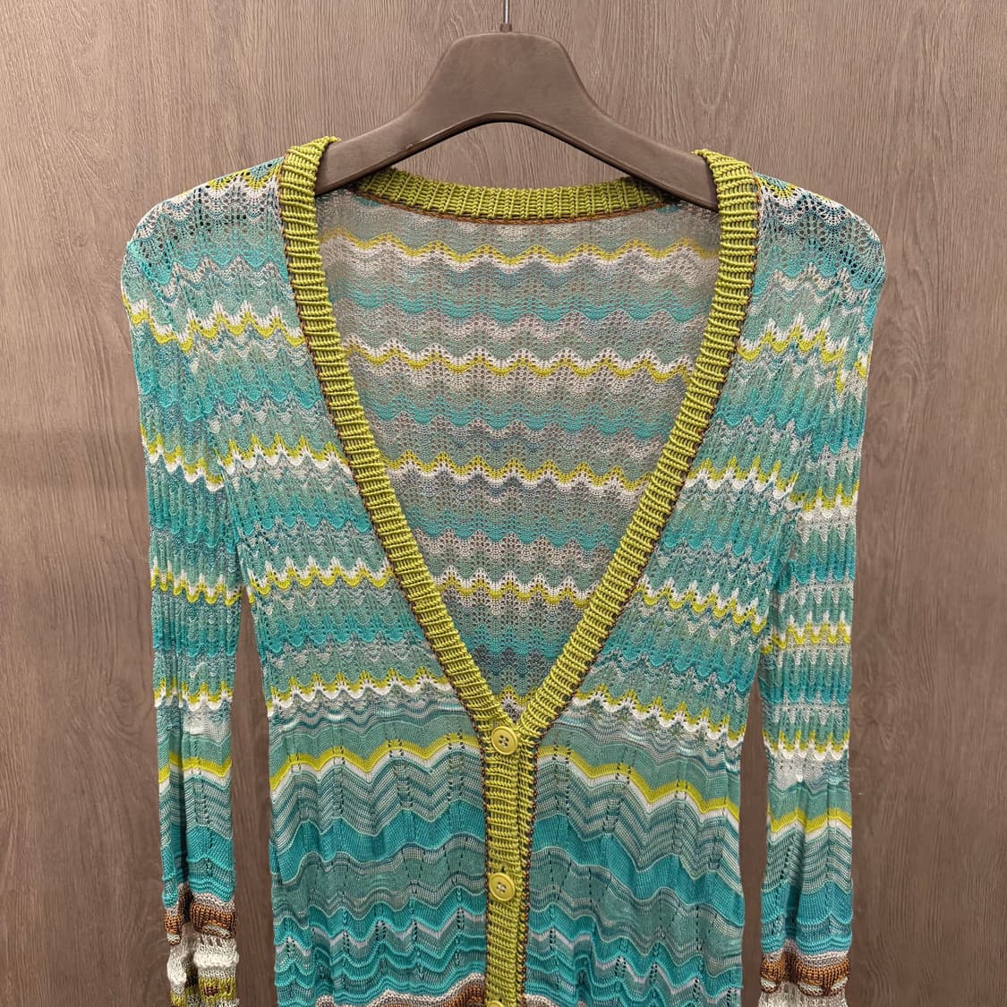 미쏘니 브이넥 긴팔 니트 가디건 자카드 패턴 디테일 루즈핏 올리브 상품이미지4