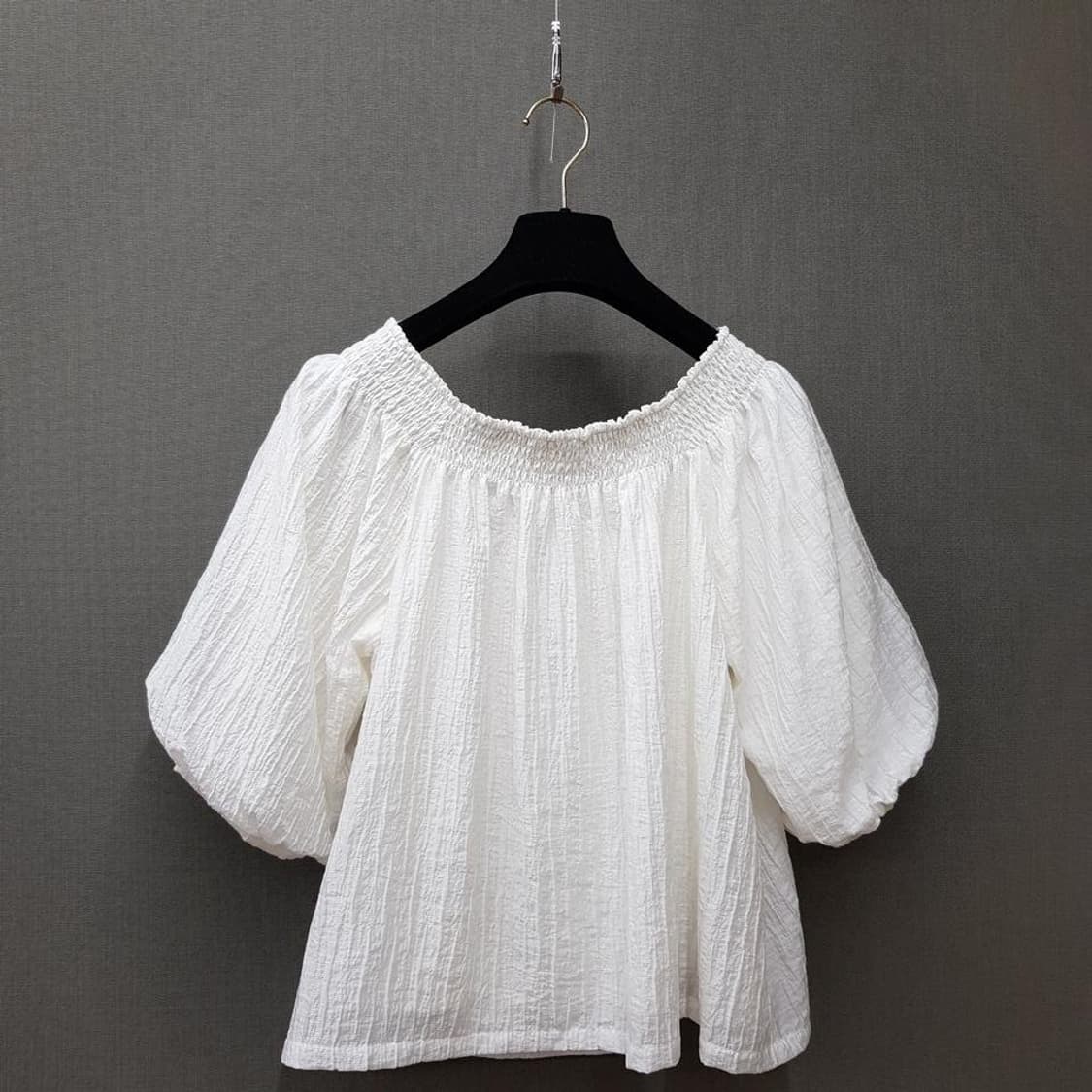 클럽모나코 2025스모크 밴딩 퍼프 슬리브 블라우스 S사이즈 상품이미지5