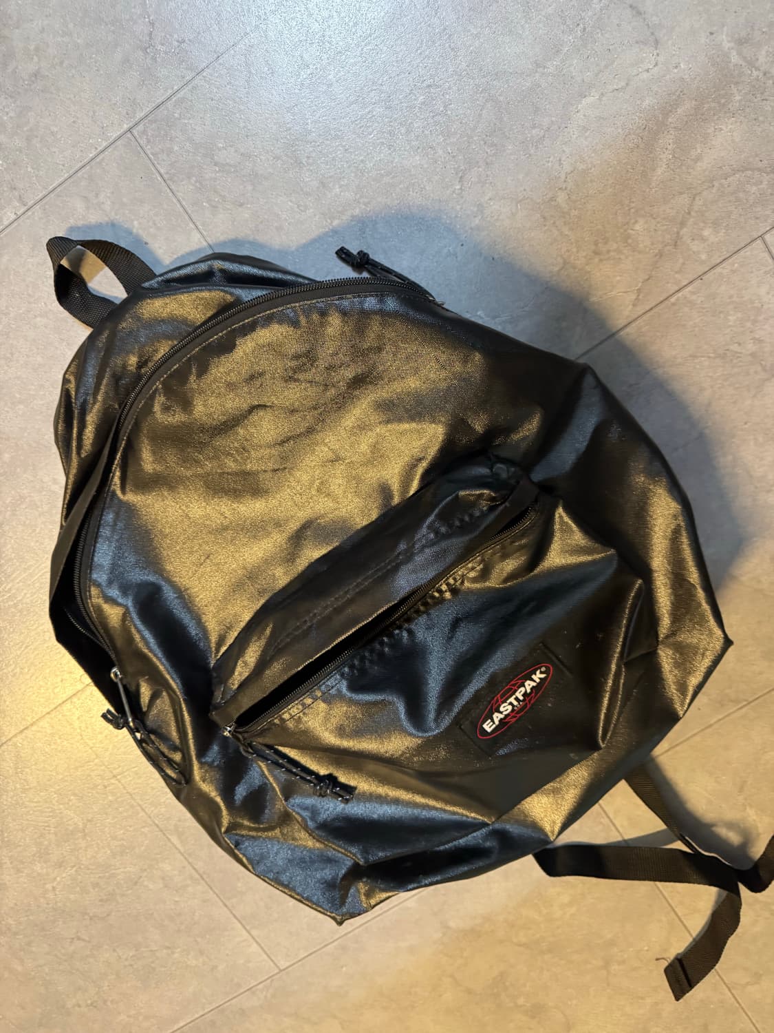 이스트팩 블랙 유광 백팩 상품이미지1