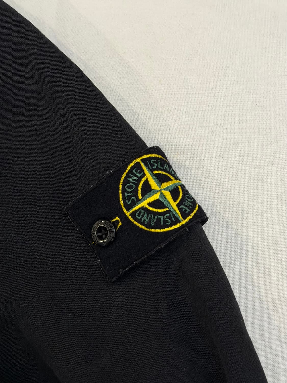 23SS 스톤아일랜드 와펜 맨투맨 블랙 상품이미지2