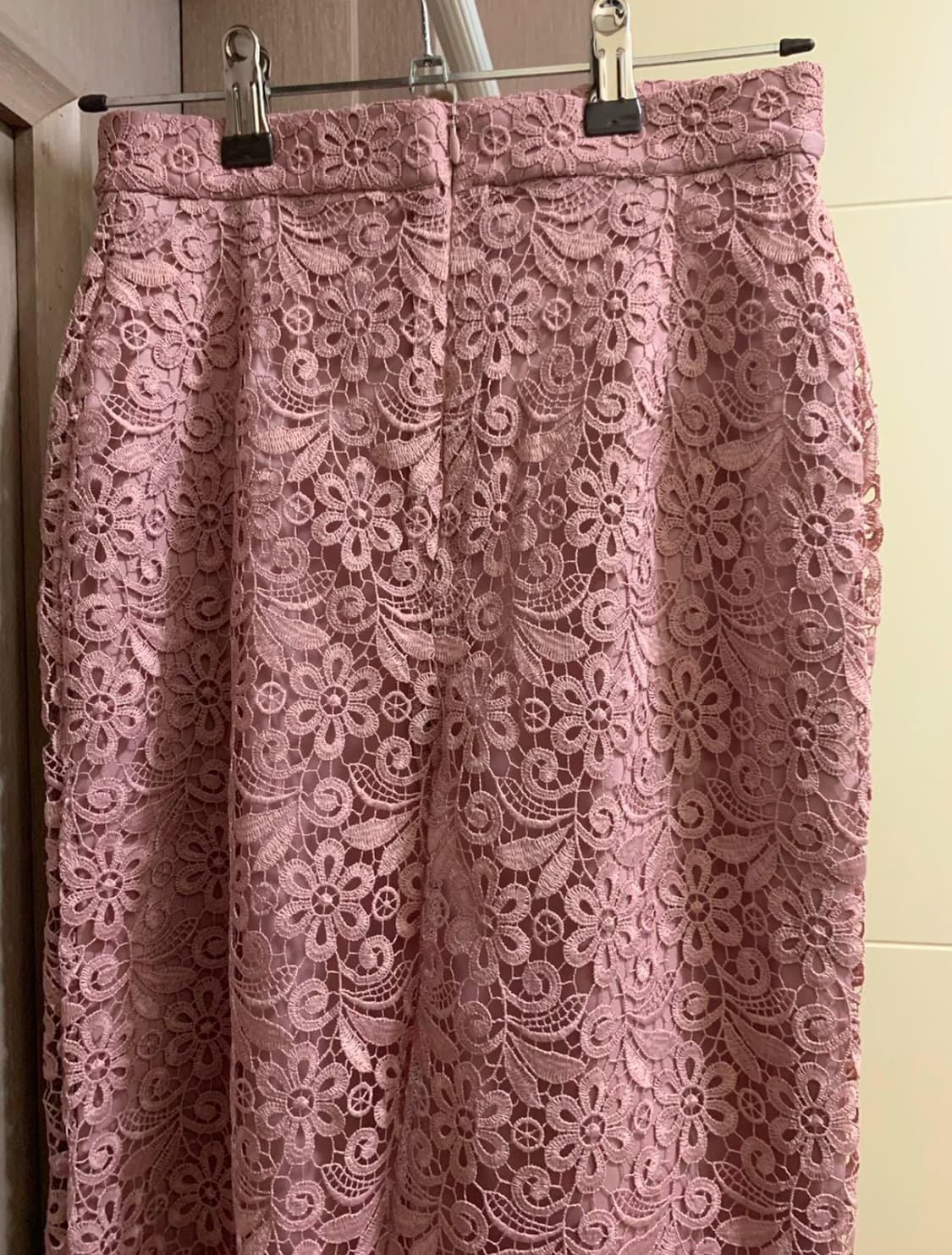 유니클로 로즈 플라워 레이스 미디 스커트 상품이미지2