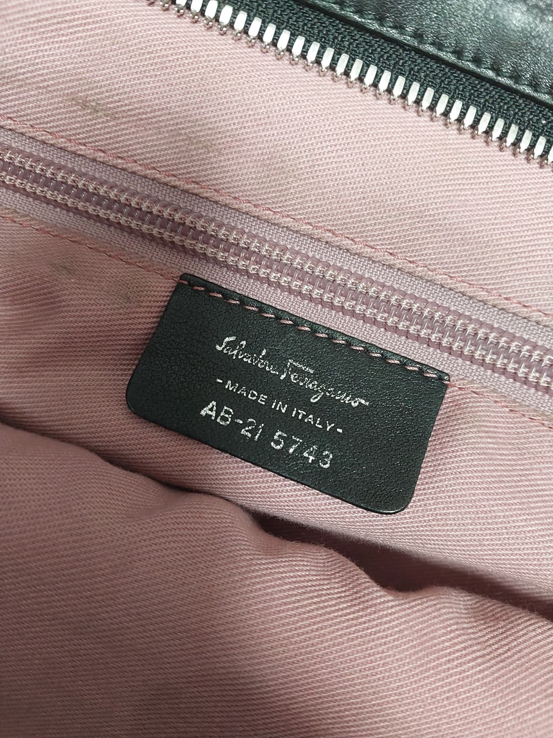 정품 페라가모 스웨이드 퍼 크로스백 상품이미지10